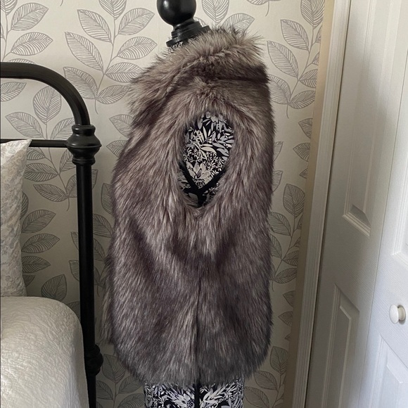 MICHAEL Michael Kors faux fur vest with front hook closures - Picture 2 of 9